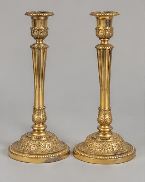 Paire de bougeoirs en bronze doré