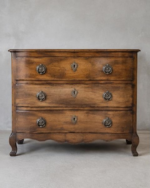 Commode galbée en noyer